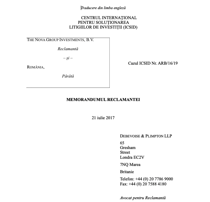 Dintr-un document obținut de Europa Liberă și trimis de Casa de Avocatură Debevoise & Plimpton LLP din New York către reprezentanții din România ai lui Alexander Adamescu, reiese că firma de spionaj angajată de acesta a căutat probe compromițătoare despre generalul SRI - Cristian Bizadea, Laura Codruța Kovesi, Victor Ponta, șefi din Fisc și ai Autorității de Supraveghere Financiară. Informațiile obținute de spinii privați urmau să fie utilizate în folosul lui Alexander Adamescu pentru a bloca anchetele de corupție pentru care este vizat. Inclusiv doi foști premieri ar fi colaborat cu spionii privați care adunau informații pentru Alexander Adamescu, așa reiese din același document consultat de Europa Liberă. Reprezentanții SRI nu ne-au răspuns la nicio întrebare legată de faptul dacă serviciul de informații cunoștea sau nu că generali din conducerea unității erau ținta unor agenți privați. Mizele procesului din SUA Casa de Avocatură Debevoise & Plimpton reprezintă compania Nova Group din România în procesul început în 2017 la Tribunalul Comercial de la Washington (ICSID - Centrul Internațional pentru Reglementarea Diferendelor referitoare la Investiții), proces prin care se cere statului român despăgubiri de 328 de milioane de dolari. Despăgubirile ar fi motivate, în opinia familiei Adamescu, prin faptul că anchete penale ar fi adus prejudicii companiei. Nova Group este firma prin care Dan Adamescu, omul de afaceri a decedat în ianuarie 2017 , deținea printre aletele societatea de asigurări Astra. Compania a fost moștenită de Alexander Adamescu, dat în urmărire internațională de statul român din anul 2016. A doua miză importată a procesului de despăgubiri de la Washington este că în acest moment, doar această dispută blocheze extrădarea lui Alexander în România. Asta pentru că avocații Nova Group cer audierea lui Alexander Adamescu și susțin că această audiere nu mai poate fi făcută dacă acesta va fi predat autorităților române. Judecătorii din SUA au cerut audierea lui Adamescu jr, dar nu vad necesitatea ca acesta să fie prezent în persoană în Washington. Ministerul Justiție urgentează extrădare Dacă avocații Nova Group nu vor convinge instanța din Statele Unite să ceară audierea în persoană, Aldxander Adamescu riscă să fie extrădat în România. Acum, acesta se află în Marea Britanie. Reamintim că în luna octombrie 2020, Înalta Curte de la Londra a respinsul apelul acestuia la decizia unei instanțe inferioare, decizie prin care se permitea extrădarea sa în România. În plus, reprezentanții Ministerului de Justiție au transmis pentru Europa Liberă că: Alexander Adamescu reușește de aproape cinci ani să evite extrădarea în România unde ar putea fi arestat preventiv. Curtea de Apel Bucureşti a emis pe 6 iunie 2016 un mandat european de arestare pentru Alexander Adamescu, cercetat de procurorii anticorupţie pentru săvârşirea a două infracțiuni de dare de mită. Spioni privați ca să scape de extrădare Adamescu jr a dorit să conteste extrădarea în instanțele din Londra cu date obținute de o firmă de spionaj privat. Fiul lui Dan Adamescu a angajat în 2016 firma SC Strategy Limited din Londra. Avocații fiului lui Dan Adamescu considerau că aceste rapoarte ale Strategy Ltd ar trebui considerate probe de judecătorii britanici. Probe din care să reiasă, în opinia lor, că anchetele penale din România împotriva lui Alexander Adamescu sunt regizate și prin urmare acesta nu trebuie extrădat. În cele din urmă, judecătorii de la Westminster Magistrates Court și Înalta Curte din Londra au decis că aceste rapoarte de spionaj nu pot fi considerate probe în acest proces. Însă, parte din aceste rapoarte de spionaj au fost introduse de firma de avocatură care reprezintă Nova Group România în procesul comercial de la Washington. Țintele spionilor plătiți de Adamescu Din documentul obținut de Europa Liberă și depus de Nova Group la Washington, reiese că firma SC Strategy Limited plătită de Alexander Adamescu a colectat date despre instituții din România și despre persoanele care le conduc. În plus, agenții privați au strâns mărturii ale unor persoane din Direcția Națională Anticorupție (DNA), Agenția Națională de Administrare Fiscală și Autoritatea de Supraveghere Financiară (ANAF), foști premieri, oficiali înalți, angajați ai Parlamentului despre cum Serviciul Român de Informații a primit sarcina să distrugă afacerile lui Dan Adamescu. Firmă de spionaj cu acționari cunoscuți la Londra Conform datelor de la Registrul Comerțului din Londra, Strategy Limited avea în 2016 și are ca acționari pe parlamentarul britanic Alexander Charles Carlile și pe John Scarlett, fost șef al serviciului de spionaj extern britanic MI6. Lordul Carlile nu a dorit să răspundă la vreo una dintre întrebările trimise legate de contractul încheiat cu Alexander Adamescu. L-am rugat pe parlamentarul britanic să ne precizeze cu cine a lucrat pentru colectarea informațiilor, dacă a colaborat cu instituțiile de stat din România ținând cont că a adunat date despre oameni importanți din structura statului român și dacă este sigur că datele colectate sunt corecte. Al doilea acționar este Sir John Scarlett, el a condus între 2004 și 2009 serviciul de spionaj extern al Marii Britanii, serviciu denumit MI6 (corespondent al Serviciului de Informații Externe din România). Am încercat încă din 2018 să luăm legătură cu John Scarlett, dar acesta nu a dorit să ne răspundă la întrebări. În perioada în care a lucrat pentru familia Adamescu, Strategy ltd a declarat venituri de 800.000 de lire sterline. Coordonatorul colectării datelor Conform documentelor trimise la Washington, datele colectate de această firmă cu ajutorul unor „agenți români retrași din activitate” sunt folosite de fiul miliardarului Dan Adamescu în procesul privind extrădarea sa în România. Lord Carlile s-a prezentat la un termen al proceselor de la Londra pentru a-l susține pe Alexander Adamescu. Acesta a susținut că operațiunea din România a fost coordonată de Jonathan Eyal. Un expert în securitate și terorism, născut în România și stabilit în Marea Britanie. El este coleg cu John Scarlett în organizația RUSI (Royal United Service Institute). Am încercat să luăm legătură și cu Jonathan Eyal, cel care a coordonat din România activitățile de colectare de informații. Nici acesta nu a dat vreun semn că ar fi dispus să explice cu cine a lucrat pentru întocmirea rapoartelor sau să ne ofere orice altă explicație. Carlile a declarat în fața judecătorului din Londra, în procesul privind extrădarea lui Alexander Adamescu, că SC Strategy Ltd nu a trimis agenți sau experți britanici, ci a lucrat cu investigatori români, aceștia fiind caracterizați ca „foști agenți”. Doi foști premieri au colaborat cu spionii privați În alte documente trimise tribunalelor din Londra (în procesul de extrădare) și din Washington (pentru procesul privind despăgubirile cerute României), reiese ca persoanele care au dat informații SC Strategy sunt oameni care înțeleg bine funcționarea internă a DNA, persoane cu acces la cabinetele miniștrilor și la Secretariatul Parlamentului, un oficial înalt cu experiență legată de DNA, doi foști premieri și o sursă bine poziționată în Administrația Prezidențială. Călin Popescu Tăriceanu, fost premier, nu a dorit să răspundă la întrebările legate de o posibilă colaborare cu agenții angajați de Adamescu. Victor Ponta, fost premier și el, ne-a transmis că nu știe de aceste operațiuni, dar că oricum operațiunile lui Alexander Adamescu sunt unele disperate. „Despre Adamescu jr știu că plătește o mulțime de bani ca să înșele justiția britanică și să evite extrădarea. Ca probă concludentă a minciunilor sale amintesc doar faptul că mandatul său de arestare a fost emis în anul 2016 când eu nu mai eram premier, ba eram chiar eu inculpat de DNA”, ne-a transmis acesta. Premierii României de după 1989 și până în 2016 au fost: Petre Roman, Theodor Stolojan, Nicolae Văcăroiu, Victor Ciorbea, Radu Vasile, Adrian Năstase, Călin Popescu Tăriceanu, Emil Boc, Traian Răzvan Ungureanu, Victor Ponta și Dacian Cioloș. Din rândul acestora, doi ar fi vorbit cu spionii privați angajați de Adamescu, așa cum reiese din datele trimise de avocații acestuia atât în instanțele din Londra, cât și în cele din Washington. Ținte de top ale spionilor: Kovesi și generalul Bizadea O parte dintre declarațiile martorilor date foștilor agenți români care lucrau pentru SC Strategy Limited au fost obținute din raportul trimis tribunalului comercial internațional din Washington. Din raportul firmei de investigații britanice trimis la Washington, la Curtea de Arbitraj de pe lângă Banca Mondială, reiese că falimentarea și distrugerea afacerilor lui Adamescu din Nova Group a fost decisă în urmă cu opt ani. „În decembrie 2013, Ponta a convocat o întâlnire la nivel înalt. Întâlnirea i-a inclus pe Laura Kovesi, șeful Direcției Naționale Anticorupție, care este autoritatea anticorupție exagerat de puternică a Statului. De asemenea, i-a inclus pe Petre Tobă, atunci șeful poliției naționale, și Cristian Bizadea, director Adjunct al Serviciului Român de Informații SRI. La întâlnire, ei au decis în mod special să se ocupe de Nova și familia Adamescu”, sunt informațiile strânse de SC Strategy Limited. Martor din interiorul DNA Pe lângă politicieni și foști funcționari care au oferit SC Strategy date și declarații, agenții care au lucrat pentru firma britanică au obținut date și de la funcționari în activitate din DNA, cel puțin așa susțin rapoartele trimise instanței. Presupusul martorul DNA susține că direcția anticorupție a fost solicitată să desfășoare o „anchetă pe teren viran”, ceea ce sugerează „o puternică direcționare către ținte – familia Adamescu”. Aceste chestiuni reprezintă o acțiune penală la ordin, în care „personalul din conducerea DNA nu și-a ascuns față de echipele lor puternicul interes în a găsi materiale prin care să incrimineze țintele”, ar fi spus pentru agenții SC Strategy un presupus angajat al DNA. Am încercat să obținem un punct de vedere și de la SRI, prin care încercam să aflăm dacă serviciul de informații român știa că firma britanica colecta informații privind oameni politici, generali SRI și înalți funcționari ai statului. Nu am primit niciun răspuns la aceste întrebări. Am întrebat-o pe Laura Codruța Kovesi dacă a știut că este urmărită de firma londoneză și dacă a fost informată în acest sens de serviciile de specialitate. Nici Laura Kovesi nu a dorit să ne ofere vreun comentariu în legătură cu investigațiile unor spioni privați. Presupusul plan secret Avocații lui Adamescu susțin că Ponta și SRI au început să coordoneze desfășurarea unui plan pentru o campanie concertată împotriva familiei Adamescu și Astra. „Dovezile obținute de la foștii și actualii funcționari de stat angajați la ASF (“Martorul ASF”), DNA (“Martorul DNA”) și autoritatea fiscală de stat (ANAF) (“Martorul ANAF”) demonstrează că SRI a fost îndeaproape implicat în lansarea atacului. Aceasta nu ar fi fost o investigație normală. După cum a menționat martorul DNA: „Am avut legătură și am lucrat împreună cu DNA în multe cazuri de când DNA a fost fondată, iar această investigație a fost prima și ultima dată când am văzut un raport de informații al SRI care citează declarații ale agenților protejați”, se precizează în document trimis la Washington, la Curtea de Arbitraj de pe lângă Banca Mondială. „Deoarece raportul agentului SRI sub acoperire aparent nu conținea fapte specifice, unitatea a primit ordinul de la procurorul DNA supraveghetor să efectuăm ceea ce noi numim o investigație inițială, adică să utilizăm orice rețele existente de agenți, obiective de ascultare și cercul lor social imediat și să abordăm și să recrutăm orice angajați din companiile lor la care am putea avea acces. Această metodă în sine, pentru mine ca anchetator experimentat mi-a sugerat o puternică orientare asupra țintelor (n.r. - familia Adamescu). Personalul de conducere de la DNA nu și-au ascuns puternicul interes în găsirea de materiale pentru a incrimina țintele.”, a mai declarat un martor pentru firma britanică. Spionii privați au dat vina inclusiv pe Merkel Ca o notă britanică la acest raport oferit de SC Strategy instanțelor, vinovat pentru acest „stat paralel”, așa cum a fost denumit de Liviu Dragnea, nu este nici Florian Coldea, fostul șef SRI, nici președintele Klaus Iohannis, nici Traian Băsescu. Vina o poartă cancelarul german, Angela Merkel. Uniunea Europeană și alți parteneri euro-atlantici au exercitat o presiune considerabilă asupra României pentru a obține rezultate în acțiunile anticorupție, îndeosebi prin Mecanismul de Cooperare și Verificare la care România este supusă. Aceasta a avut implicații directe pentru cazul lui Dan și Alexander Adamescu. “Sursele A, B și D recomandă ca Primul Ministru Ponta și șefa DNA Kovesi să aibă o altă motivație politică puternică pentru a urmări acest caz”. ”La 27 iunie 2013, la a 155-a reuniune a consiliului Ue la Bruxelles, Cancelarul german Angela Merkel i-a spus Primului Ministru Ponta că Berlinul va respinge categoric ofertele Bucureștiului pentru accesul în Schengen dacă Cabinetul său nu prezintă dovezi directe și vizibile despre urmăririle penale la nivel înalt împotriva oamenilor de afaceri corupți cu legături politice. Ea a accentuat că investigațiile de corupție împotriva funcționarilor civili/politicienilor nu au fost suficiente, Bucureștiul va trebui să atace interesele comerciale cu legături politice astfel încât Cabinetul Merkel să prezinte dovezi la Bundestag că România luptă cu corupția pe scară mare”. ”Sursele A, B și D au relatat că urmărirea penală DA a fost folosită de atunci pe canalele bilaterale diplomatice cu Berlinul ca cele mai puternice dovezi ale angajamentului României în rezolvarea acestei probleme.