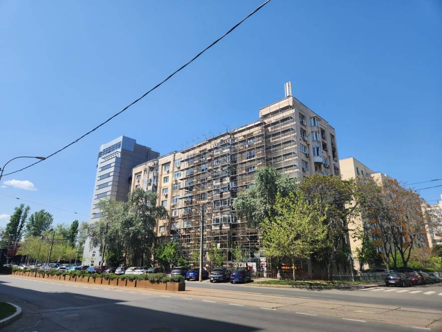 Unul din blocurile reabilitate termic din Sectorul 3 pe care au fost montate mesh-uri, anul trecut, cu „Planul Simion” 